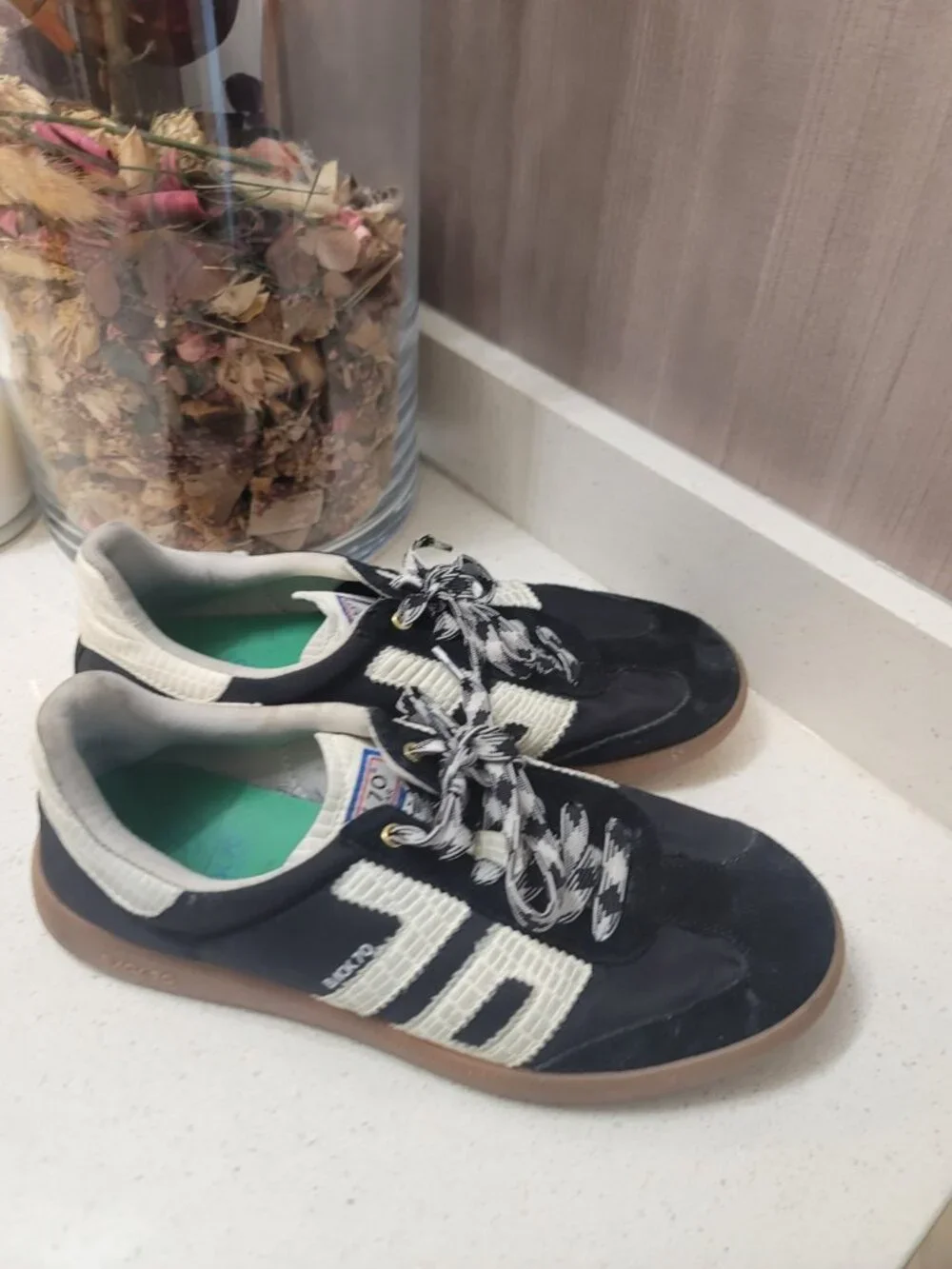 Back 70 Ghost Women’s Low Top Lace-Up Sneakers Rubber Sole Sz 40 Multicolor
